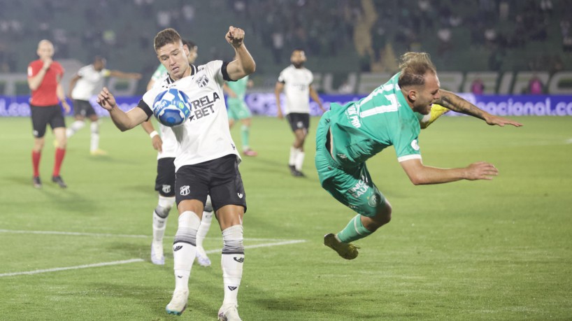 Atacante Guilherme Bissoli em atividade pelo Ceará contra o Guarani