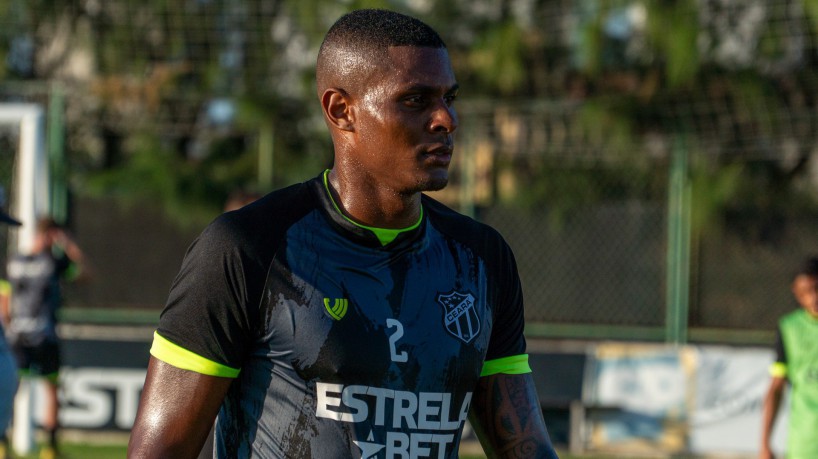 Atacante Cléber em treino do Ceará no estádio Carlos de Alencar Pinto, em Porangabuçu