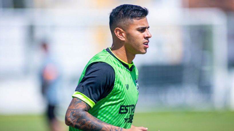 Zagueiro David Ricardo em treino do Ceará no estádio Carlos de Alencar Pinto, em Porangabuçu