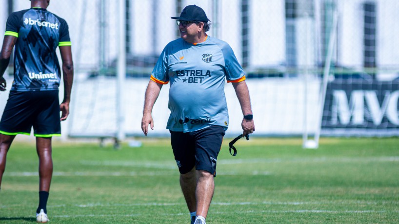 Técnico Guto Ferreira em treino do Ceará no estádio Carlos de Alencar Pinto, em Porangabuçu