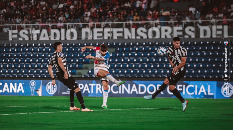 Volante Pedro Augusto finalizando ao gol durante confronto contra o Libertad