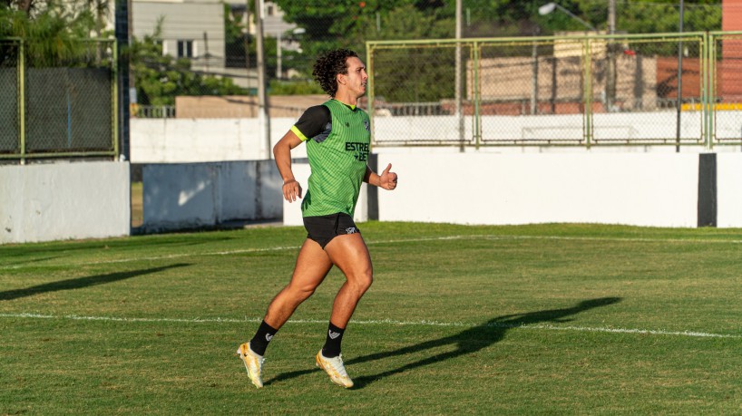 Atacante Nicolas em treino do Ceará no estádio Carlos de Alencar Pinto, em Porangabuçu