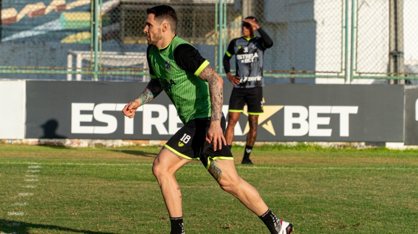 Zagueiro Tiago Pagnussat em treino do Ceará no estádio Carlos de Alencar Pinto, em Porangabuçu