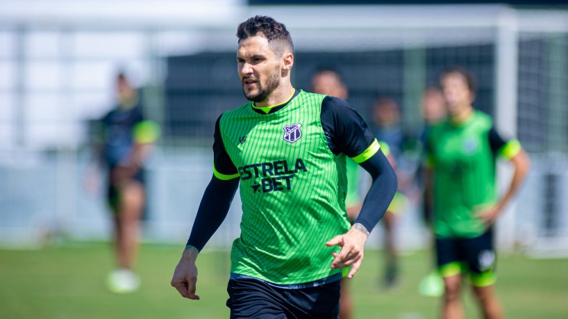 Zagueiro Tiago Pagnussat em treino do Ceará no estádio Carlos de Alencar Pinto, em Porangabuçu