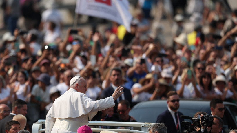 Papa Francisco acena ao sair após a oração do Santo Terço na Capela das Aparições do Santuário de Nossa Senhora de Fátima, em Fátima