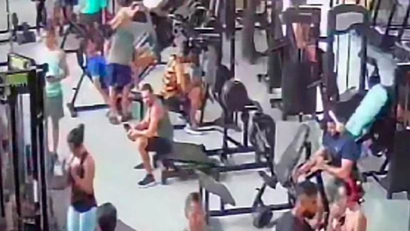 Homem foi atingido nos ombros quando descansava no aparelho de musculação