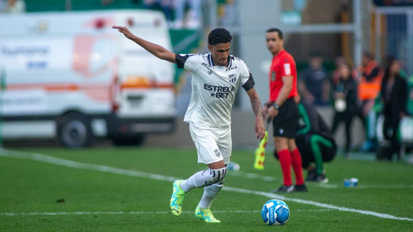 Lateral-esquerdo Paulo Victor no jogo Juventude x Ceará, no Alfredo Jaconi, pelo Campeonato Brasileiro Série B 2023