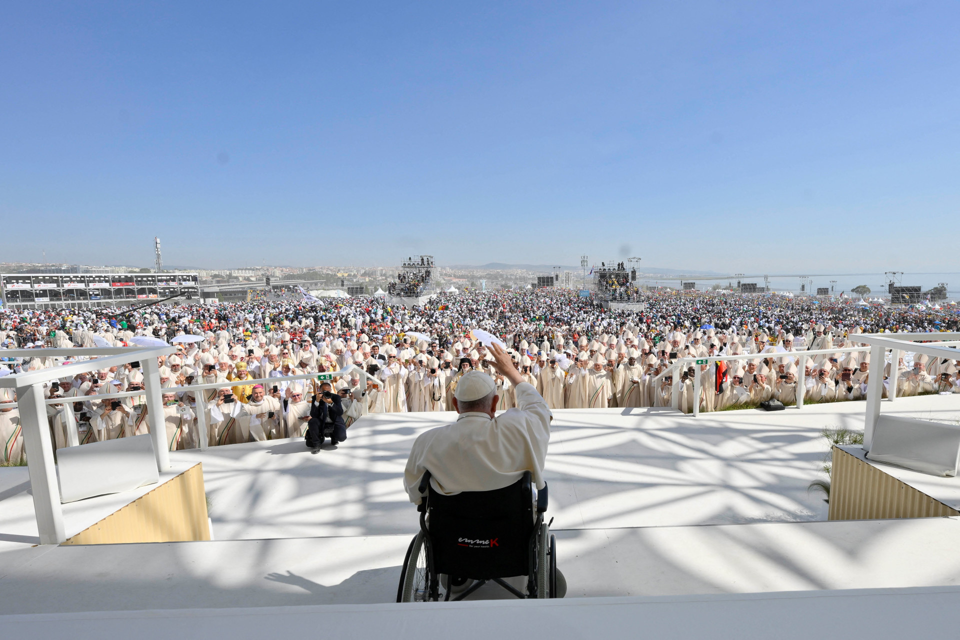 Papa Francisco acena para os peregrinos neste domingo, 6, enquanto celebra a missa de encerramento das Jornadas Mundiais da Juventude (JMJ) no Parque Tejo, em Lisboa. Cerca de um milhão de peregrinos de todo o mundo participarão da Jornada Mundial da Juventude, o maior encontro católico do mundo, criado em 1986 por João Paulo II. VATICAN MEDIA / AFP (Foto: VATICANO/AFP)