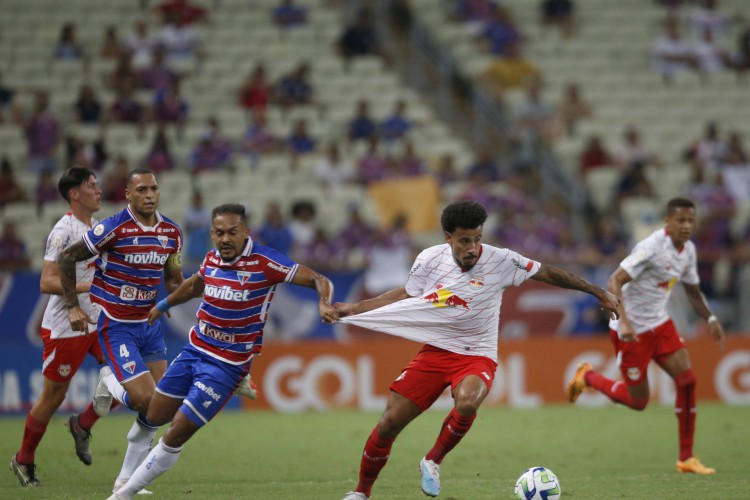 Bruno Pacheco e Lucas Evangelista disputam lance no jogo Fortaleza x RB Bragantino, na Arena Castelão, pelo Campeonato Brasileiro Série A 2023