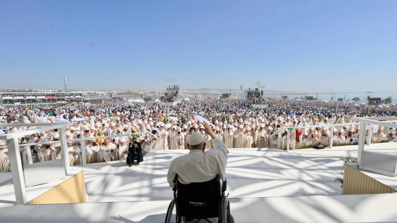 Papa Francisco acena para os peregrinos neste domingo, 6, enquanto celebra a missa de encerramento das Jornadas Mundiais da Juventude (JMJ) no Parque Tejo, em Lisboa. Cerca de um milhão de peregrinos de todo o mundo participarão da Jornada Mundial da Juventude, o maior encontro católico do mundo, criado em 1986 por João Paulo II. VATICAN MEDIA / AFP