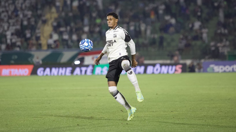 Lateral-esquerdo Paulo Victor no jogo Guarani x Ceará, no Brinco de Ouro, pelo Campeonato Brasileiro Série B 2023