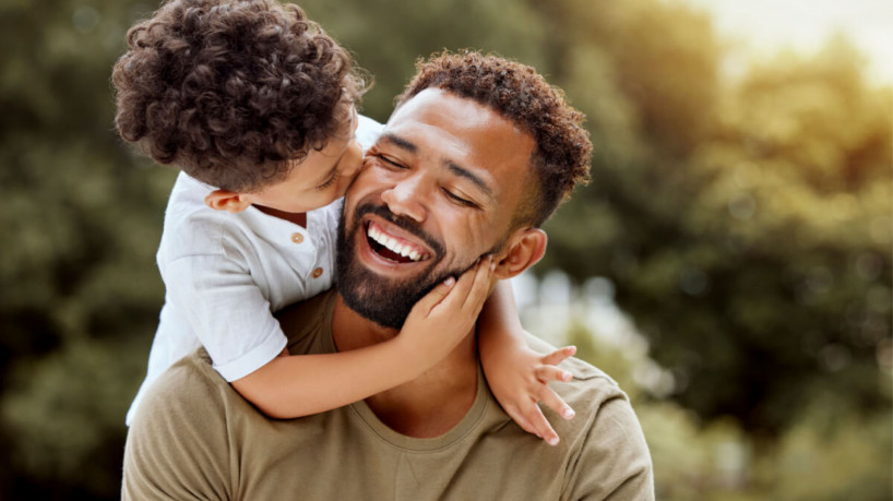 Veja como os livros podem ser um presente perfeito para o Dia dos Pais (Imagem: PeopleImages.com - Yuri A | Shutterstock)