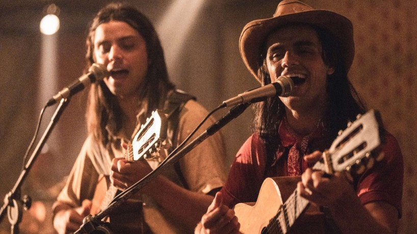 Rodrigo (Xororó) e Felipe Simas (Chitãozinho) na série do Globoplay