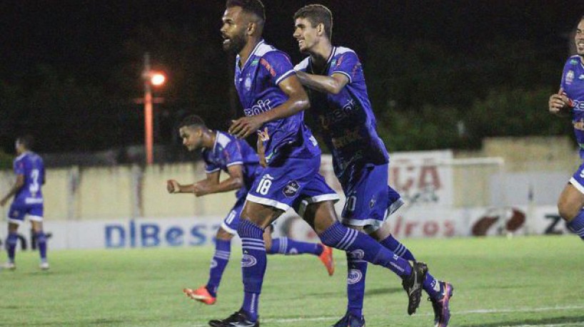 Jogadores do Iguatu comemoram vitória diante do Caucaia