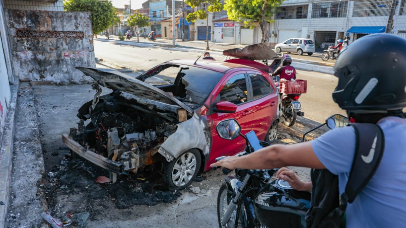 Fortaleza, CE, BR -10.08.23  Briga entre facções no Grande Pirambu terminou com três carros incediado na Av. Leste Oeste   (Fco Fontenele/OPOVO)