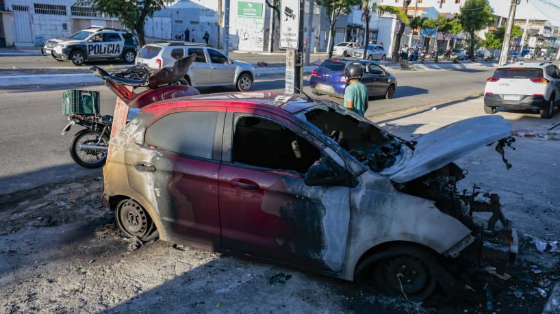 Briga entre facções no Grande Pirambu terminou com três carros incediado na Av. Leste Oeste, no último dia 10 de agosto