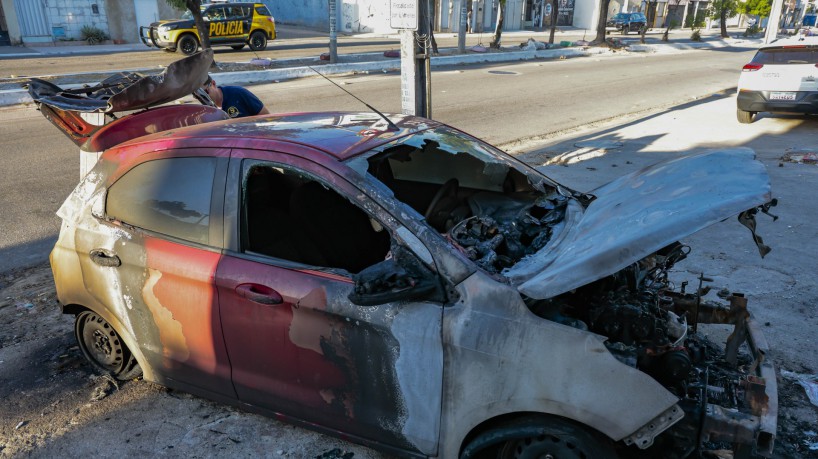 Carro incediado na Av. Leste Oeste, em conflito de facções criminosas