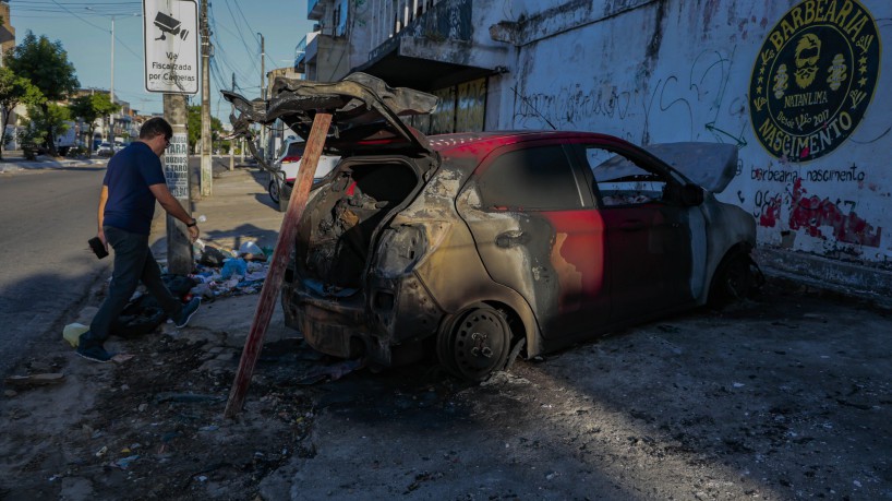 Fortaleza, CE, BR -10.08.23  Briga entre facções no Grande Pirambu terminou com três carros incediado na Av. Leste Oeste   (Fco Fontenele/OPOVO)