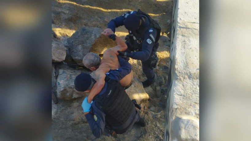 Idoso foi resgatado após ter sido assaltado e jogado nas pedras localizadas embaixo da Ponte dos Ingleses, na Praia de Iracema