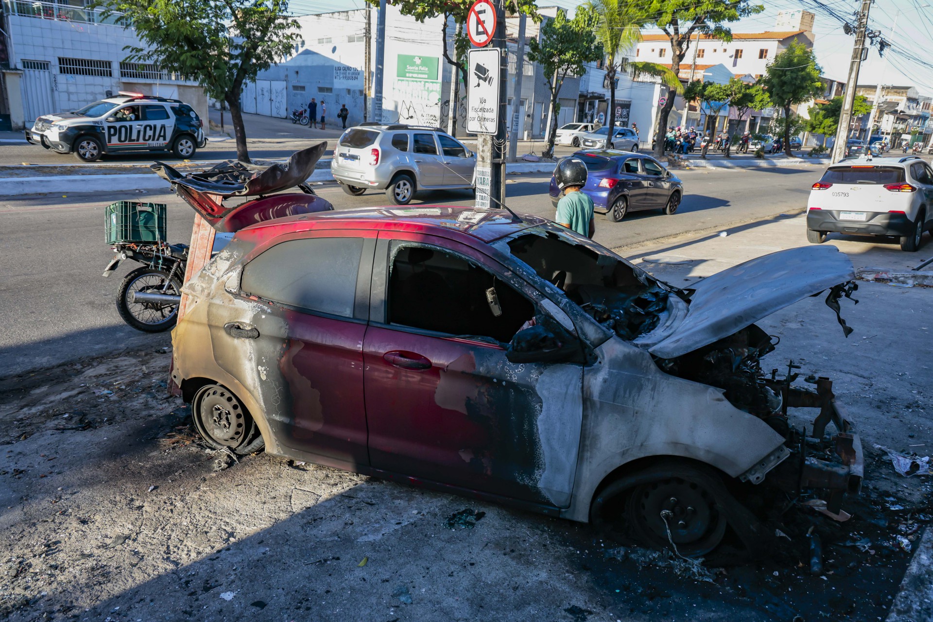 Fortaleza, CE, BR -10.08.23  Briga entre facções no Grande Pirambu terminou com três carros incediado na Av. Leste Oeste   (Fco Fontenele/OPOVO) (Foto: FCO FONTENELE)