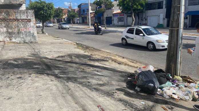 Na avenida Presidente Castelo Branco, conhecida como Leste Oeste, em Fortaleza, haviam resquícios de incêndio a um veículo   (Foto: Jéssika Sisnando )