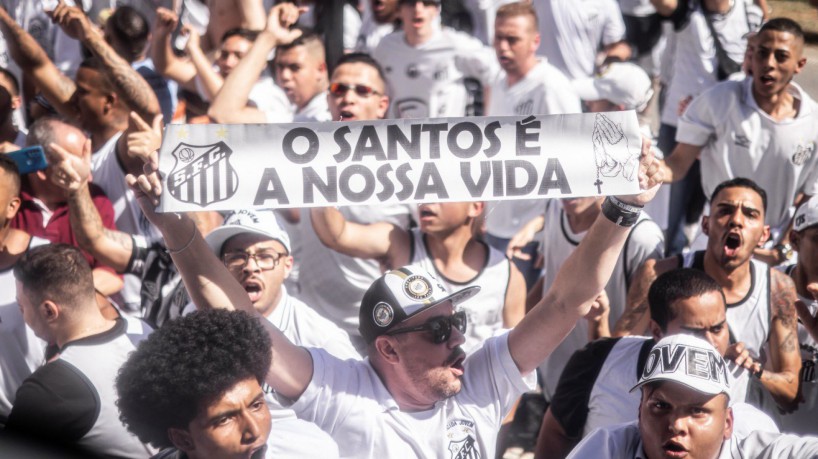 Torcida do Santos apoiando o time antes do embarque para Fortaleza