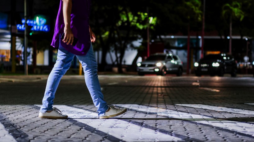 Imagem de apoio ilustrativo (rapaz não identificado atravessando a rua). Vladimir Rocha de Oliveira não resistiu aos ferimentos após ser atropelado por caminhão 