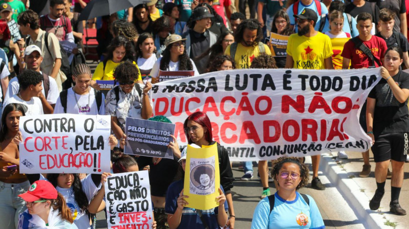 Brasília,DF 11/08/2023 A União Nacional dos Estudantes (UNE), a União Brasileira dos Estudantes Secundaristas (Ubes) e a Associação Nacional de Pós-Graduandos (ANPG) realiza atos públicos reivindicando revogação do Novo Ensino Médio, reposição do orçamento da educação e direitos aos pós-graduandos. Foto: Fabio Rodrigues-Pozzebom/ Agência Brasil