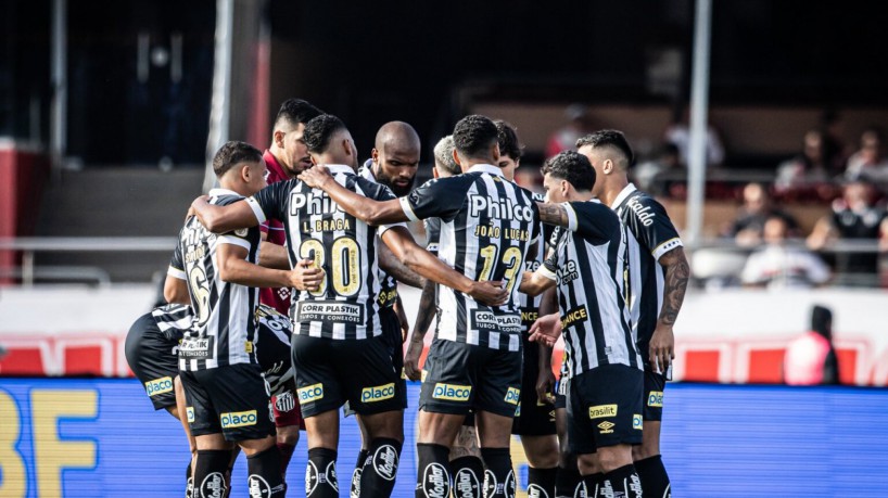 Time do Santos reunido antes de partida pelo Brasileirão