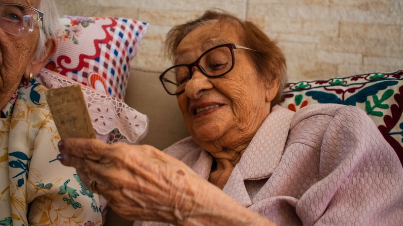 Dona Albetiza gosta de ver fotografias antigas e de cantar. Aos 100 anos, ela faz parte de uma minoria da população brasileira 