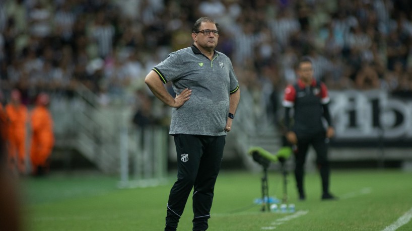 Técnico Guto Ferreira comandando o Ceará pela Série B