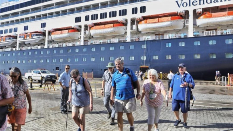 Turistas desembarcam no Terminal Marítimo de Passageiros de Fortaleza