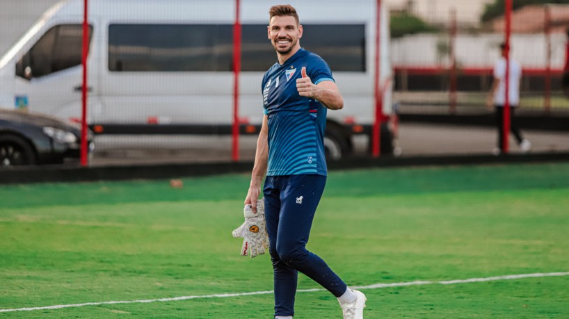 Goleiro João Ricardo em treino do Fortaleza no CT do Dragão, em Goiânia