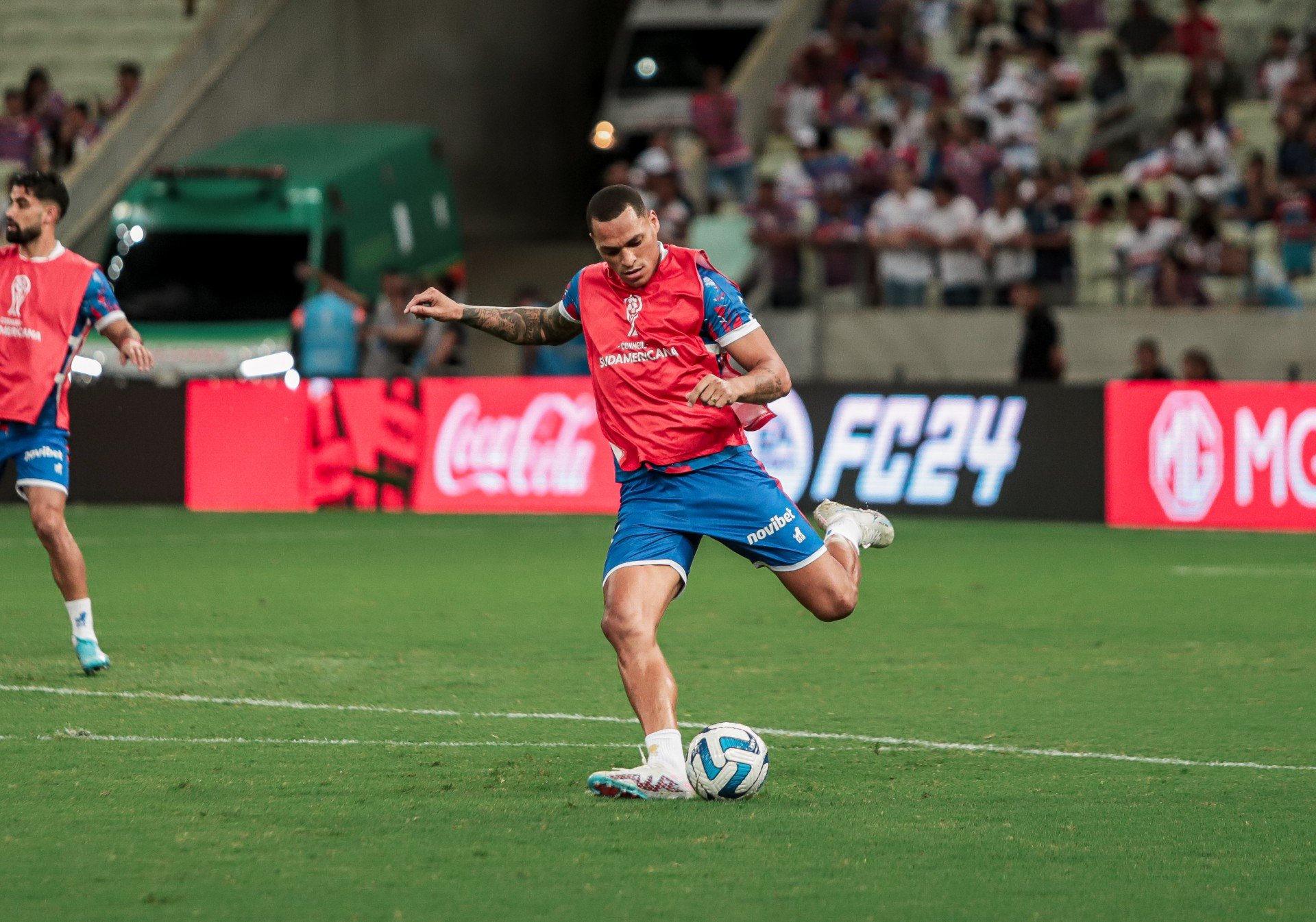 Zagueiro Titi em aquecimento antes do jogo Fortaleza x Libertad, na Arena Castelão, pela Copa Sul-Americana 2023 (Foto: Mateus Lotif/Fortaleza EC)