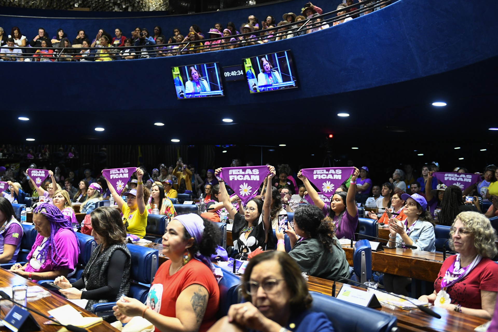 Plenário do Senado Federal durante sessão especial para homenagear a Marcha das Margaridas. 

O movimento, que surgiu no ano 2000, reúne mulheres trabalhadoras rurais do campo e da floresta em busca de visibilidade, reconhecimento social e político e cidadania plena. A marcha é feita a cada quatro anos em agosto, mês da morte da sindicalista Margarida Alves, assassinada em 1983. A data da sessão ainda será marcada.

Convidados participam da sessão.

Foto: Roque de Sá/Agência Senado (Foto: Roque de Sá/Agência Brasil)