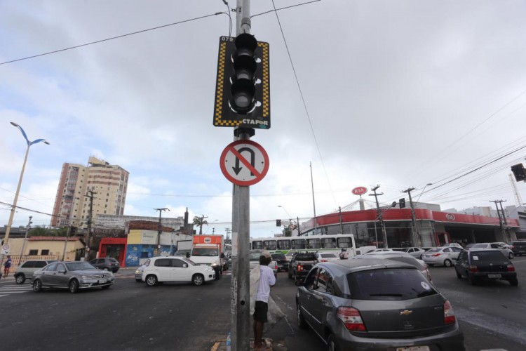 Cruzamento entre as avenidas Aguanambi e Domingos Olímpio