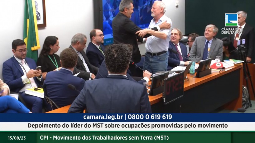 Elmano de Freitas compareceu a sessão que ouve o líder do MST João Pedro Stédile