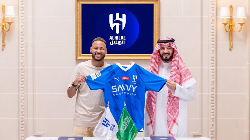 Neymar assina contrato ao lado do presidente do Al-Hilal, Fahad bin Nafel