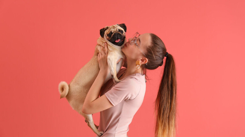 Amor e conexão com os pets fazem os tutores terem atitudes engraçadas (Imagem: Pixel-Shot | Shutterstock)