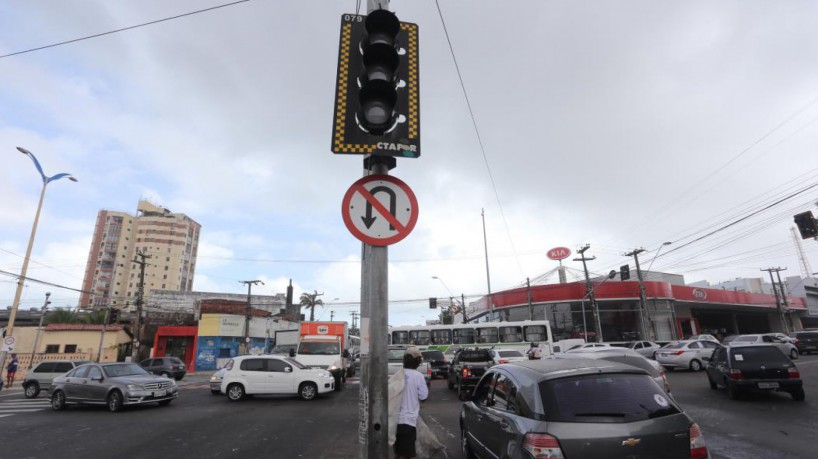 Cruzamento entre as avenidas Aguanambi e Domingos Olímpio