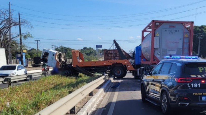 Colisão entre dois caminhões na BR-116, no Eusébio, deixou uma pessoa com lesões graves