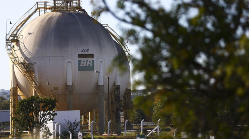 Reservatórios de combustíveis da transpetro, em Brasília.