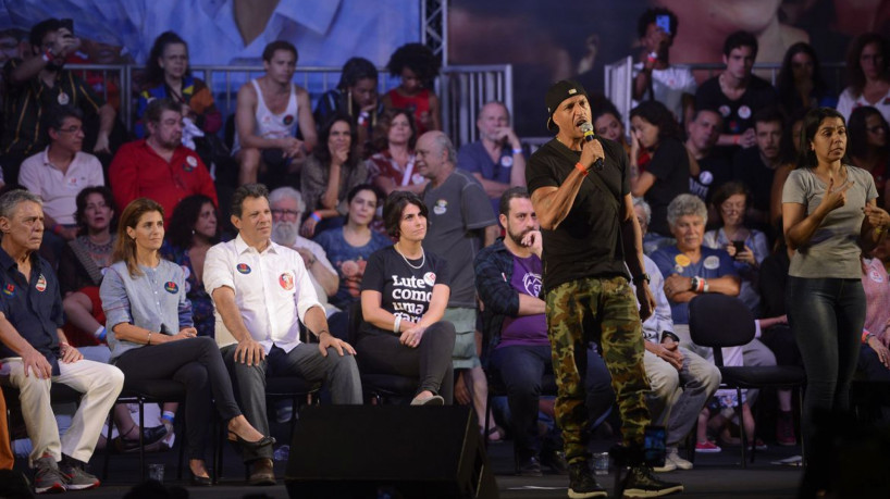 Rio de Janeiro - O cantor Mano Brown participa de ato de artistas com o candidado do Partido dos Trabalhadores (PT) à presidência da República, Fernando Haddad, em campanha nos Arcos da Lapa.(Foto: Fernando Frazão/Agência Brasil) 