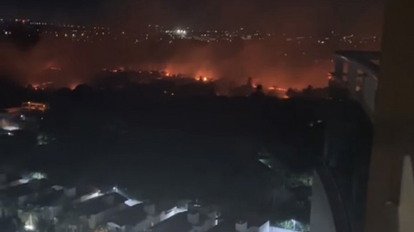 Um incêndio atingiu parte da vegetação entorno do Colosso Fortaleza, no bairro Edson Queiroz, em Fortaleza 