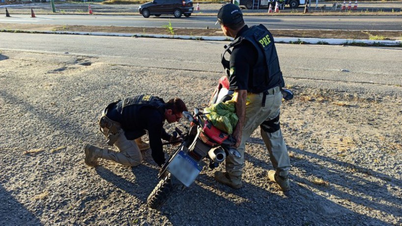 A Polícia Rodoviária Federal (PRF) recuperou uma motocicleta na BR-222 em Croatá