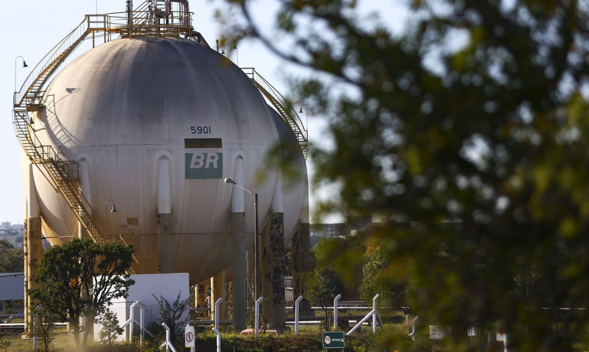 Reservatórios de combustíveis da transpetro, em Brasília. (Foto: Marcelo Camargo/Agência Brasil)