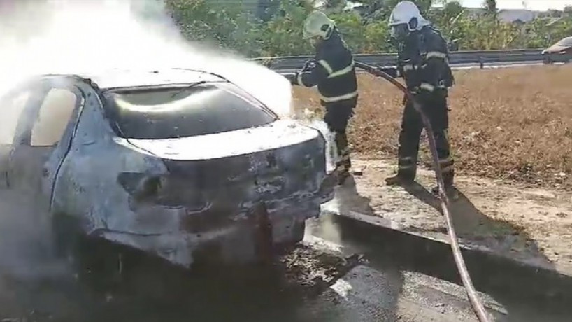 O incêndio pode ter sido causado por um curto-circuito no sistema elétrico do carro