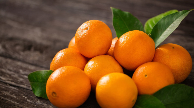 Consumir laranja ajuda a prevenir alterações na pressão sanguínea (Imagem: Lucky Business | Shutterstock)