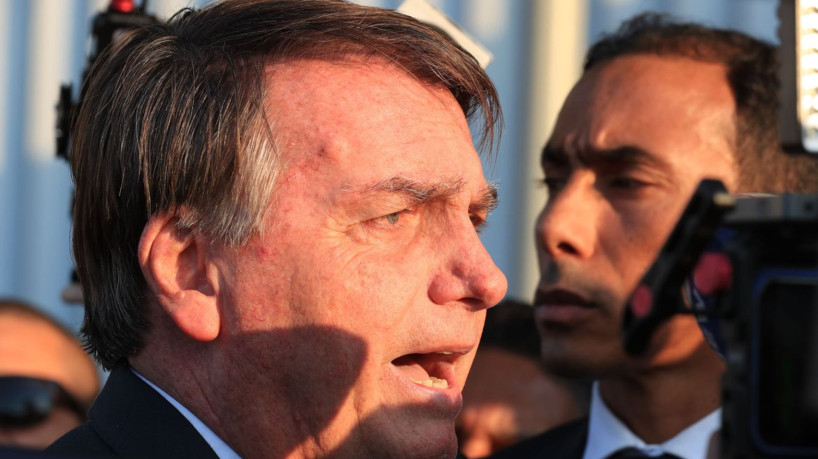 Ex-presidente, Jair Bolsonaro, na saída do Senado federal após visitar seu filho e senador, Flávio Bolsonaro. Foto Lula Marques/ Agência Brasil.