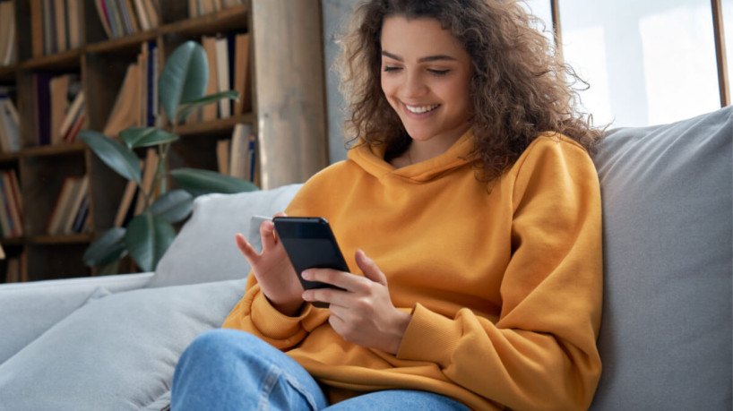 Estudos têm sido realizados para identificar como a luz de aparelhos celulares ou computadores pode comprometer a pele (Imagem: Ground Picture | Shutterstock)